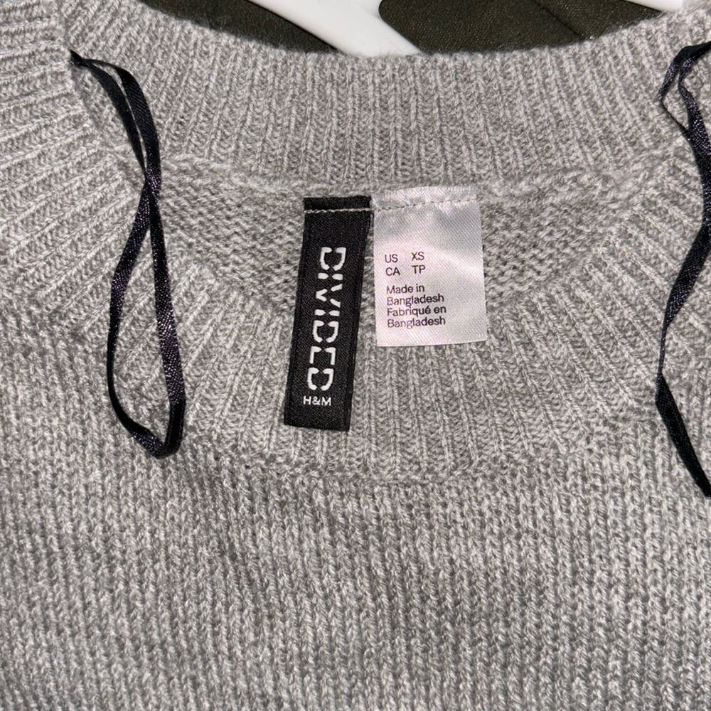 H&M Divided Women’s Cropped Hi-Lo Grey Crewneck Sweater | Size: XS - Picture 8 of 15
